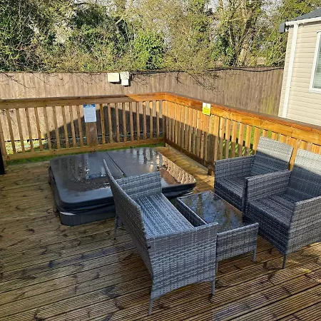 Grey Goose With Hot Tub At Brickyard Lakes Feriehus